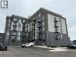 10 Mallard Trl in Hamilton, ON - Building Photo - Building Photo