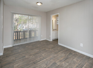 Riverbank Apartments in Jacksonville, FL - Building Photo - Interior Photo