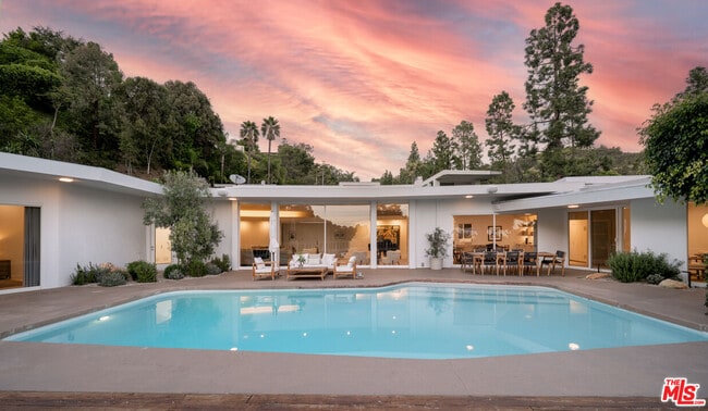 property at 1121 Loma Vista Dr