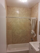 941 E 52nd Pl, Unit 943 in Los Angeles, CA - Foto de edificio - Building Photo