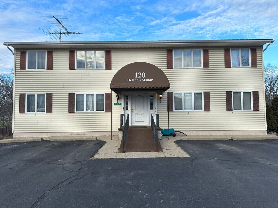 120 E Herbert St in Stockbridge, MI - Building Photo