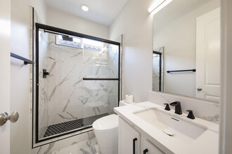 5702 Segovia Way in Bakersfield, CA - Building Photo - Building Photo