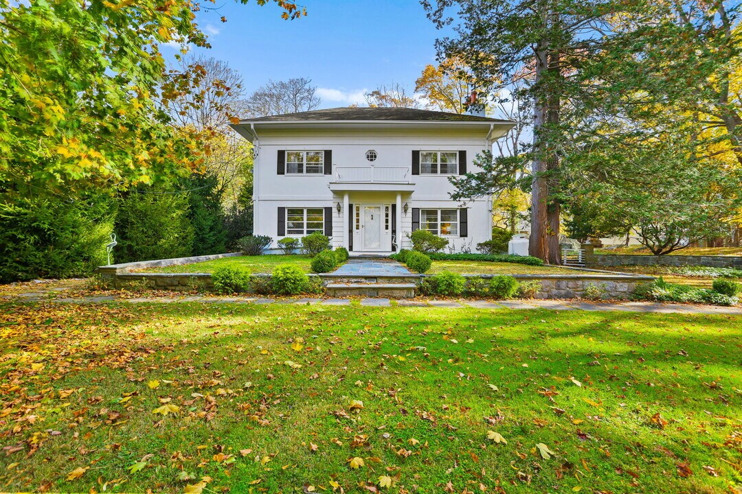 9 Edgehill Dr in Darien, CT - Building Photo