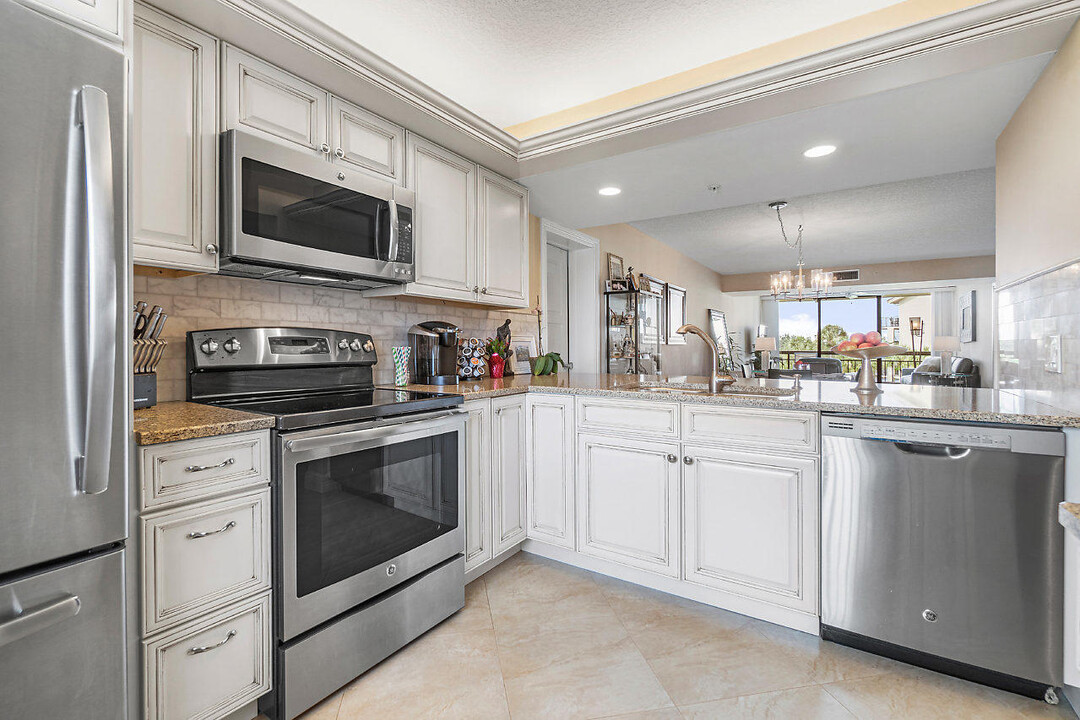 1801 Marina Isle Way-Unit -406 in Jupiter, FL - Building Photo