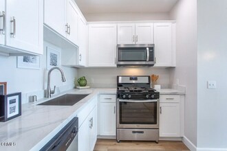 6938 Laurel Canyon Blvd in Los Angeles, CA - Building Photo - Building Photo