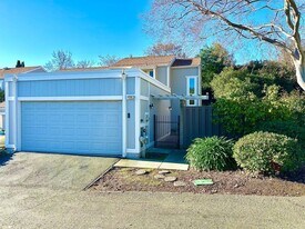 6502 Oak Manor Plaza in Martinez, CA - Building Photo