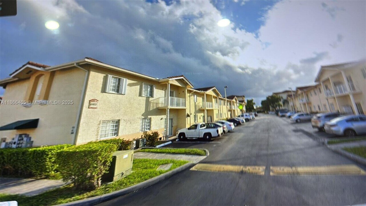 6922 NW 179th St in Hialeah, FL - Building Photo