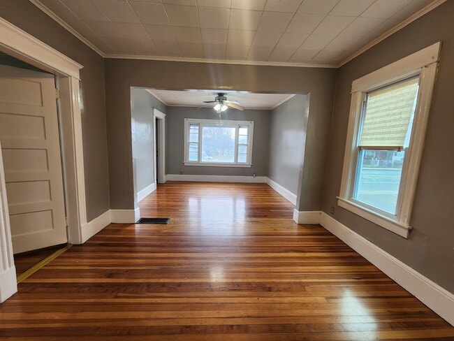 201 Montgomery St, Unit 1st floor w/in-unit laundry! in Chicopee, MA - Building Photo - Building Photo