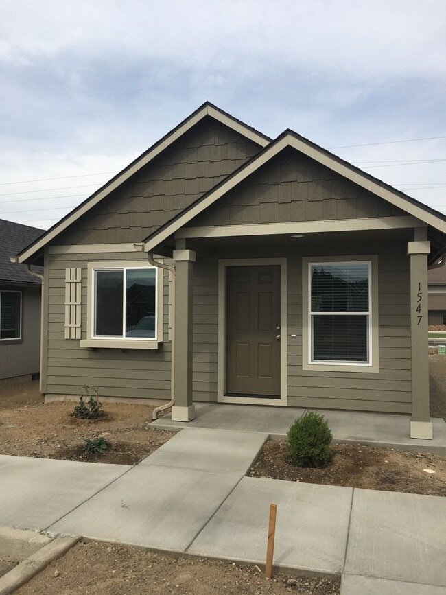 1547 SW 36th Loop in Redmond, OR - Foto de edificio - Building Photo