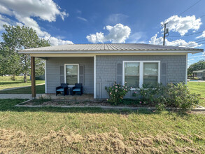 The Commons on Boundary in Giddings, TX - Building Photo - Building Photo