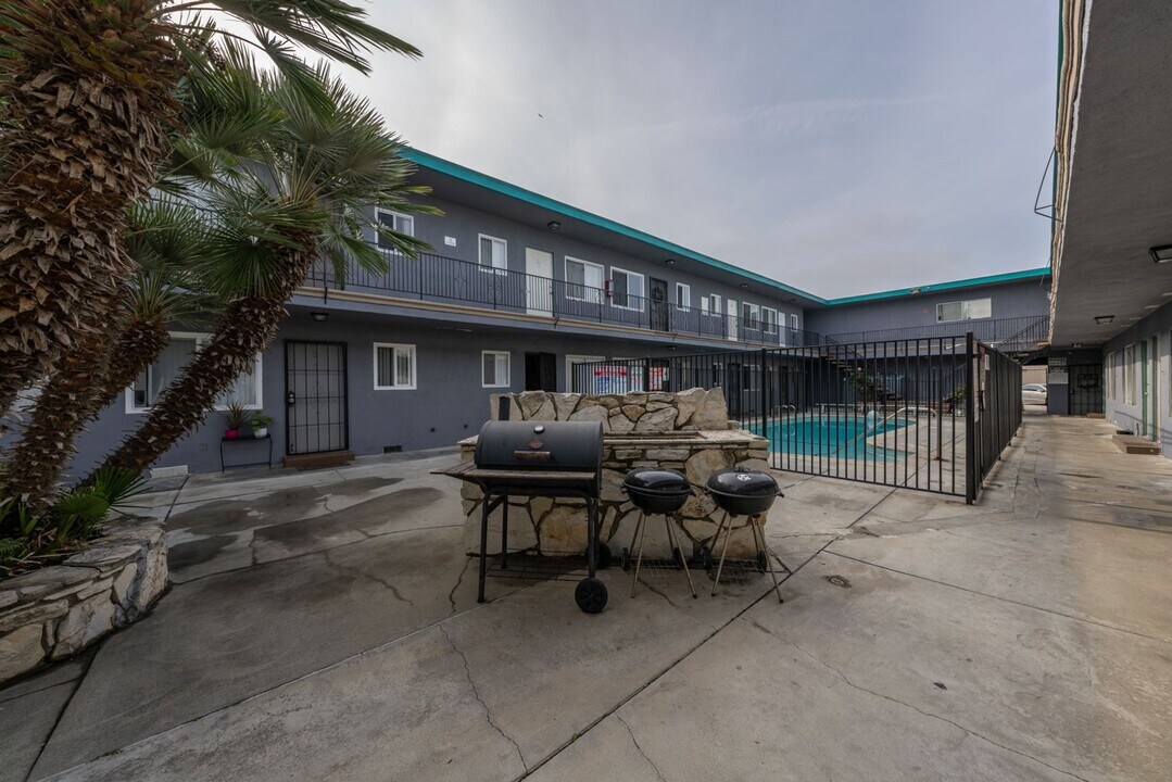 13637 Cordary Ave in Hawthorne, CA - Foto de edificio