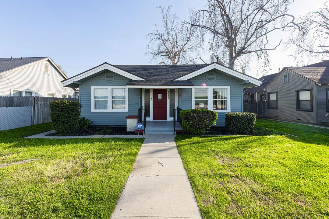 2709 California Ave in Bakersfield, CA - Building Photo