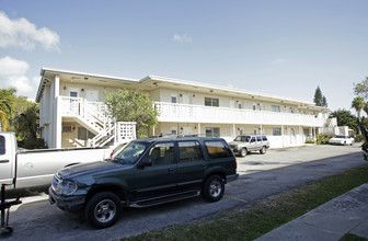 Bahama Garden Building 1 in Coral Gables, FL - Foto de edificio - Building Photo