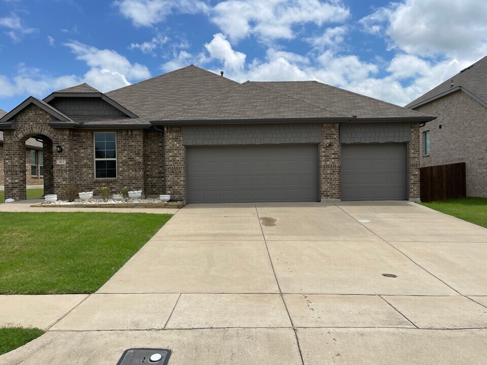 413 McCoy Dr in Van Alstyne, TX - Building Photo