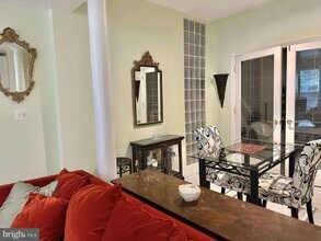 2403 Shreve Hill Rd in Dunn Loring, VA - Foto de edificio - Building Photo