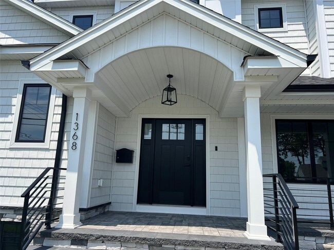 1368 Lake Shore Dr in Massapequa Park, NY - Building Photo - Building Photo