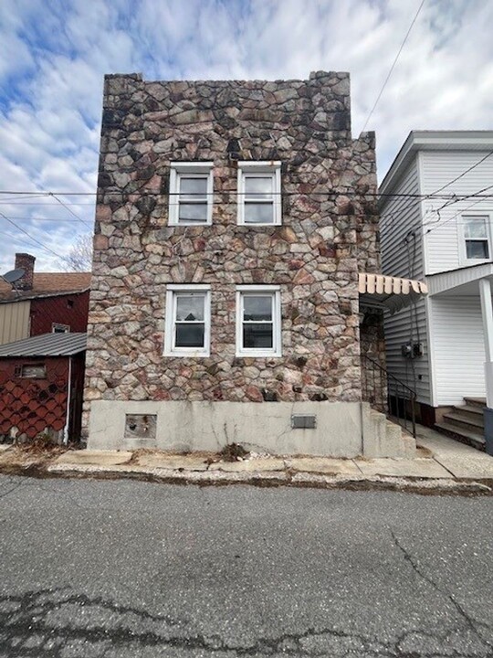 34 E Ridge St in Summit Hill, PA - Building Photo