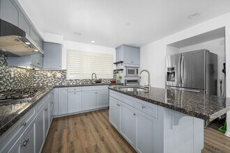 7403 S Sepulveda Blvd, Unit 109 in Los Angeles, CA - Foto de edificio - Building Photo