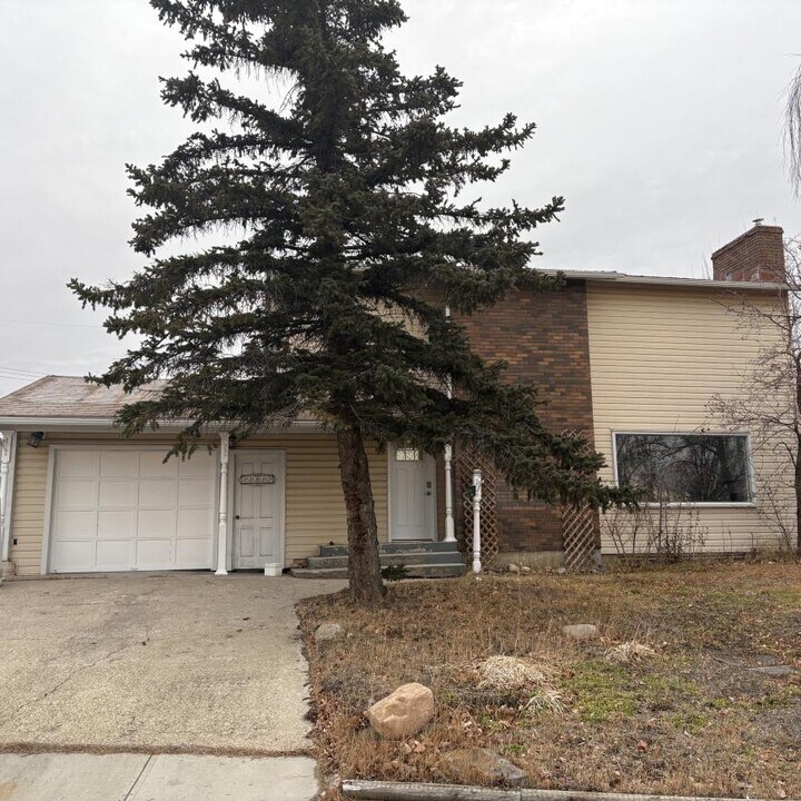 11817-1196A 96A St in Grande Prairie, AB - Building Photo