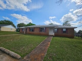 415 Station Crossing Dr in Albany, GA - Building Photo