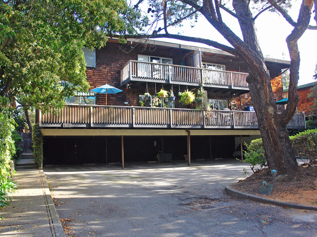 921 E Blithedale Ave in Mill Valley, CA - Building Photo - Building Photo