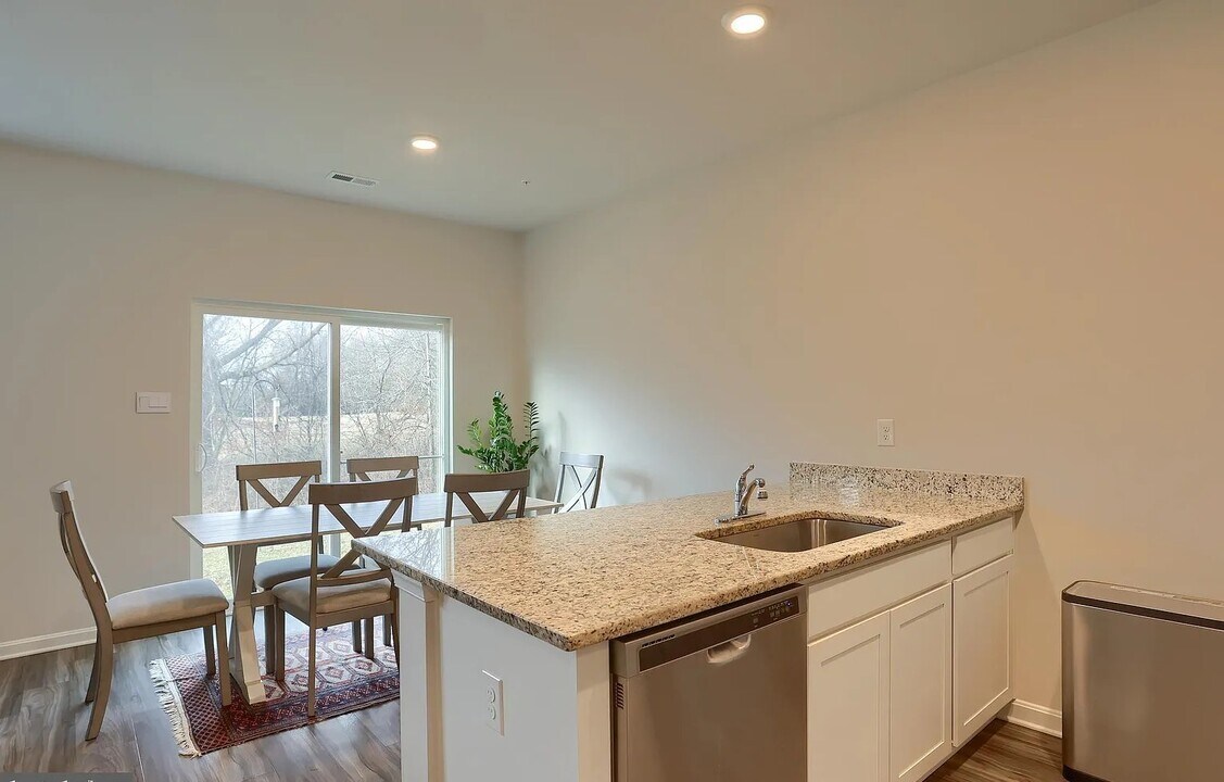 330 Maple Run Dr in York, PA - Building Photo