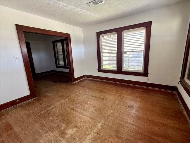 202 S Magnolia St in Highlands, TX - Building Photo - Building Photo