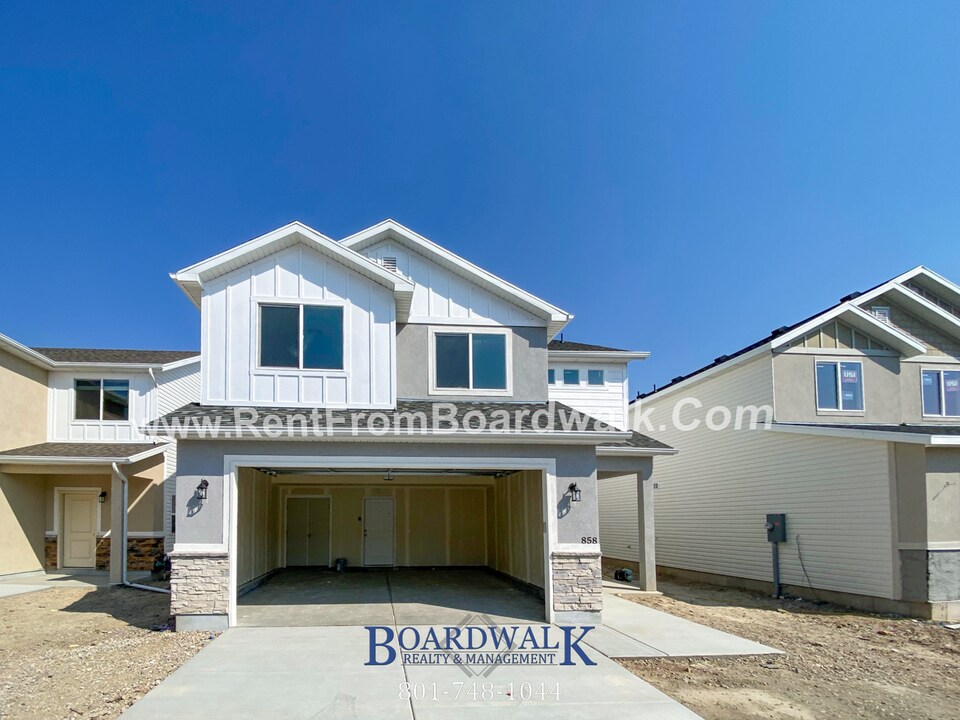 858 W Wellington Ave in North Salt Lake, UT - Building Photo