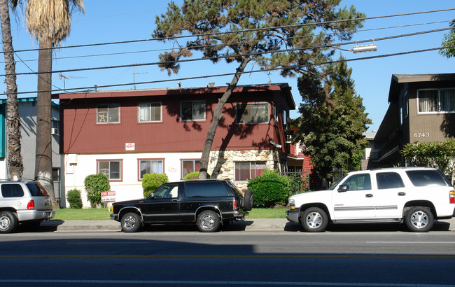 6735 Whitsett Ave in North Hollywood, CA - Foto de edificio - Building Photo