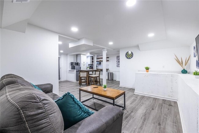 property at 1122 Elaine Dr
