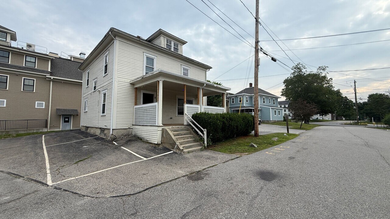 8 Mathes Terrace in Durham, NH - Building Photo