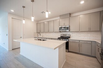 8665 Edmond St in Las Vegas, NV - Building Photo - Building Photo