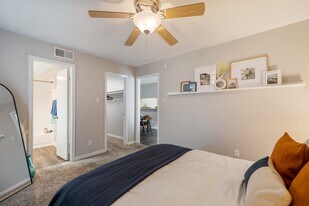 8701 Town Park Dr in Houston, TX - Building Photo