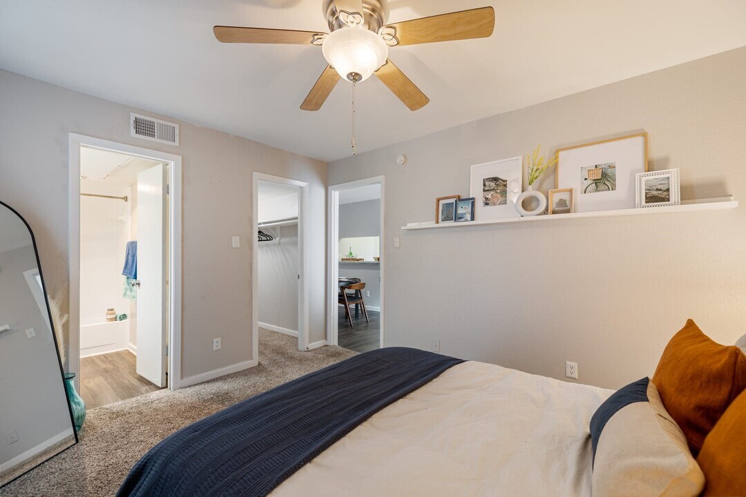 8701 Town Park Dr in Houston, TX - Building Photo