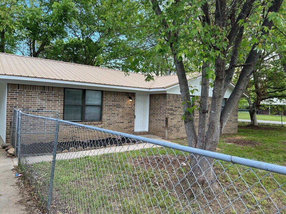 320 E Thurman St in Prairie Grove, AR - Building Photo
