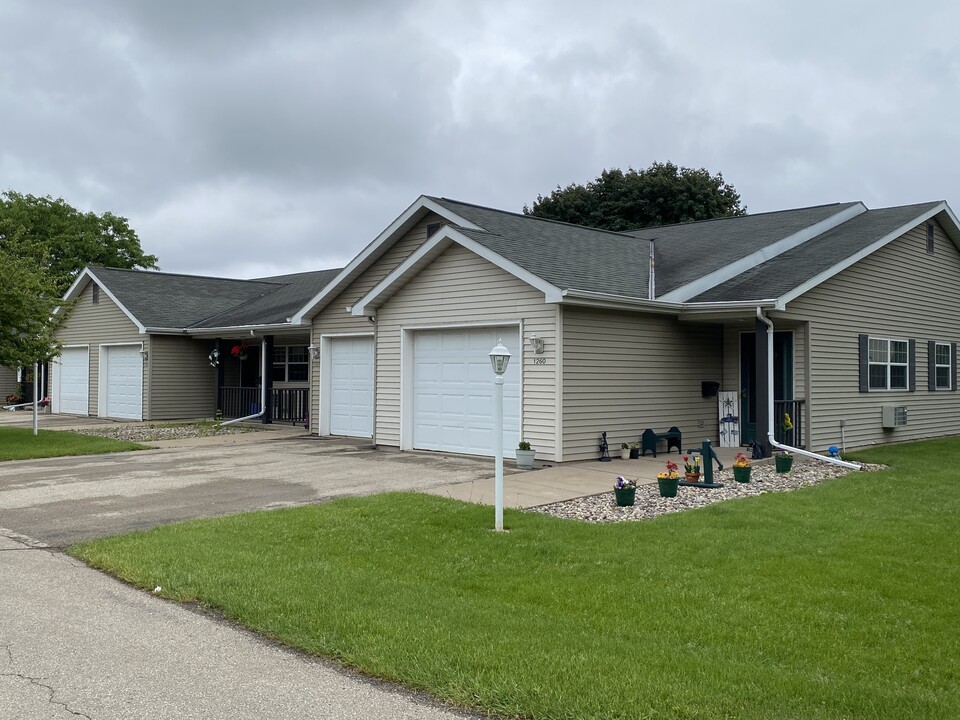 Briarwood Cottages in Oshkosh, WI - Building Photo