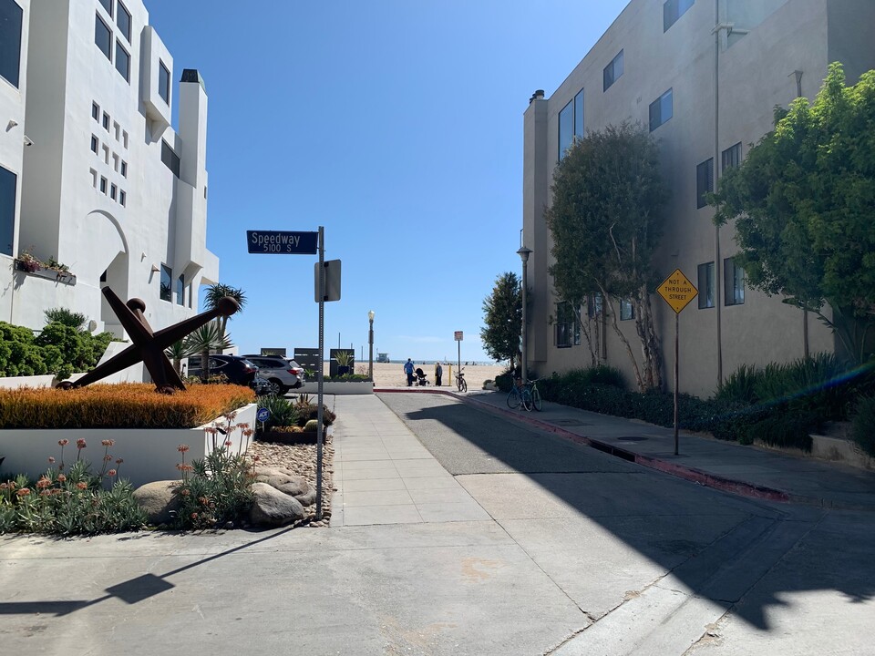 15 Topsail St in Marina Del Rey, CA - Foto de edificio