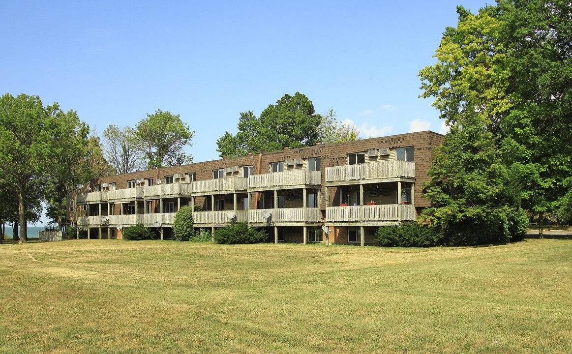 300 Salem Dr in Vermilion, OH - Building Photo