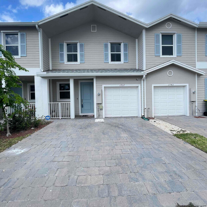 1737 SE 9th Terrace in Florida City, FL - Building Photo