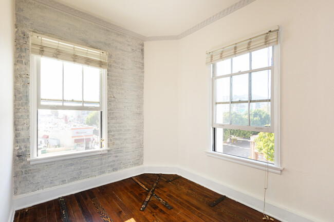 Stylish and Spacious Apartment in Los Angeles, CA - Building Photo - Interior Photo