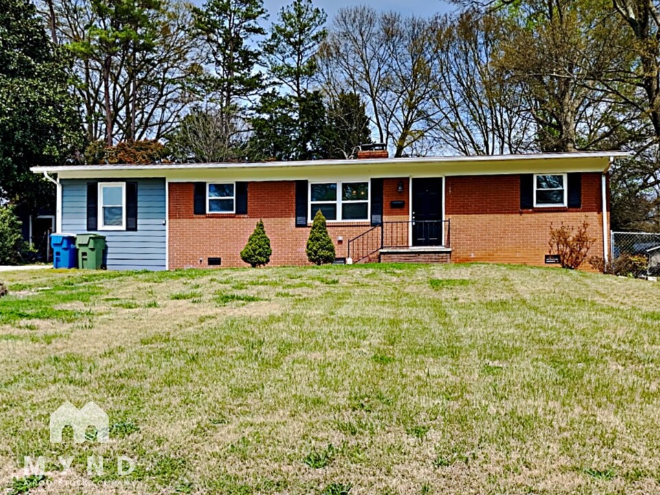 307 Gaston Ave in Mount Holly, NC - Building Photo