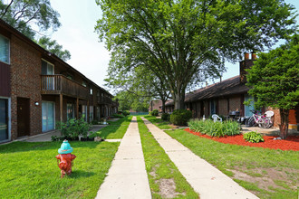 Crystal Lake Apartments in Crystal Lake, IL - Building Photo - Building Photo