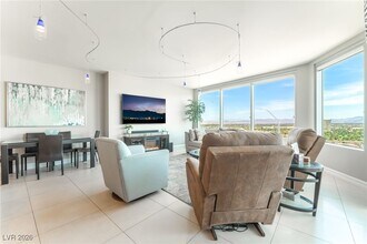 322 Karen Ave in Las Vegas, NV - Building Photo - Building Photo