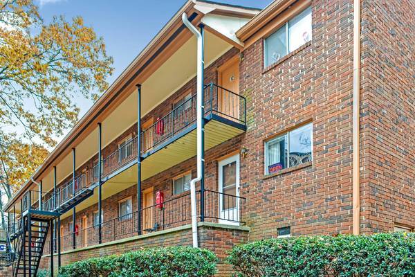 Shallowford Pines in Chamblee, GA - Building Photo