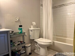 9 Oswald St, Unit B in Boston, MA - Foto de edificio - Building Photo