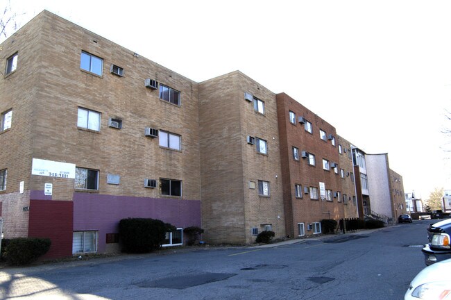 Parkside Apartments in Philadelphia, PA - Building Photo - Building Photo