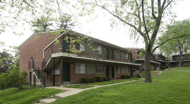 Applewood Place Apartments in Maplewood, MO - Foto de edificio - Building Photo