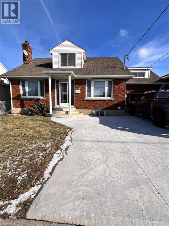 450 Niagara St in St Catharines, ON - Building Photo