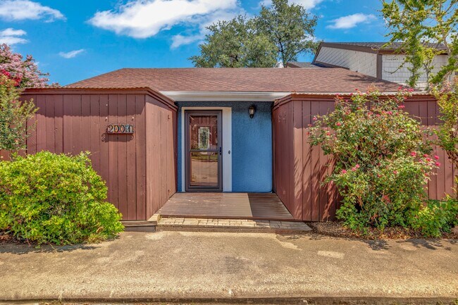 2001 Lakewood Ct in Willis, TX - Foto de edificio - Building Photo