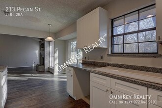 213 Pecan St in Azle, TX - Foto de edificio - Building Photo